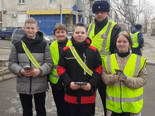 В Фокино Приморского края полицейские вместе с отрядом ЮИД организовали для школьников рейд «Соблюдая ПДД, не окажешься в беде!»