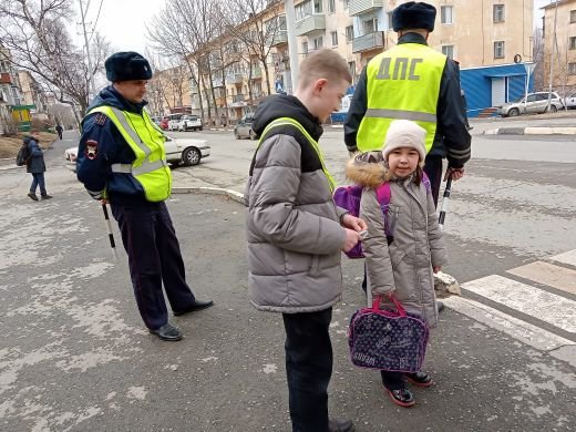 В Фокино Приморского края полицейские вместе с отрядом ЮИД организовали для школьников рейд «Соблюдая ПДД, не окажешься в беде!»